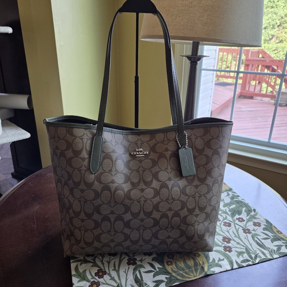 Coach - Reversible City Tote - Picture 5 of 12